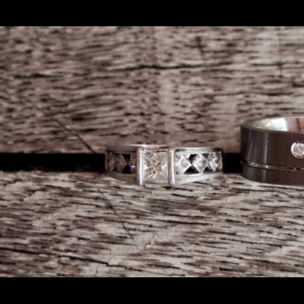 Women’s 1.5 carat wedding ring size 5